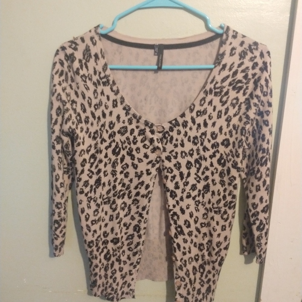 Three quarter sleeve cheetah print blouse